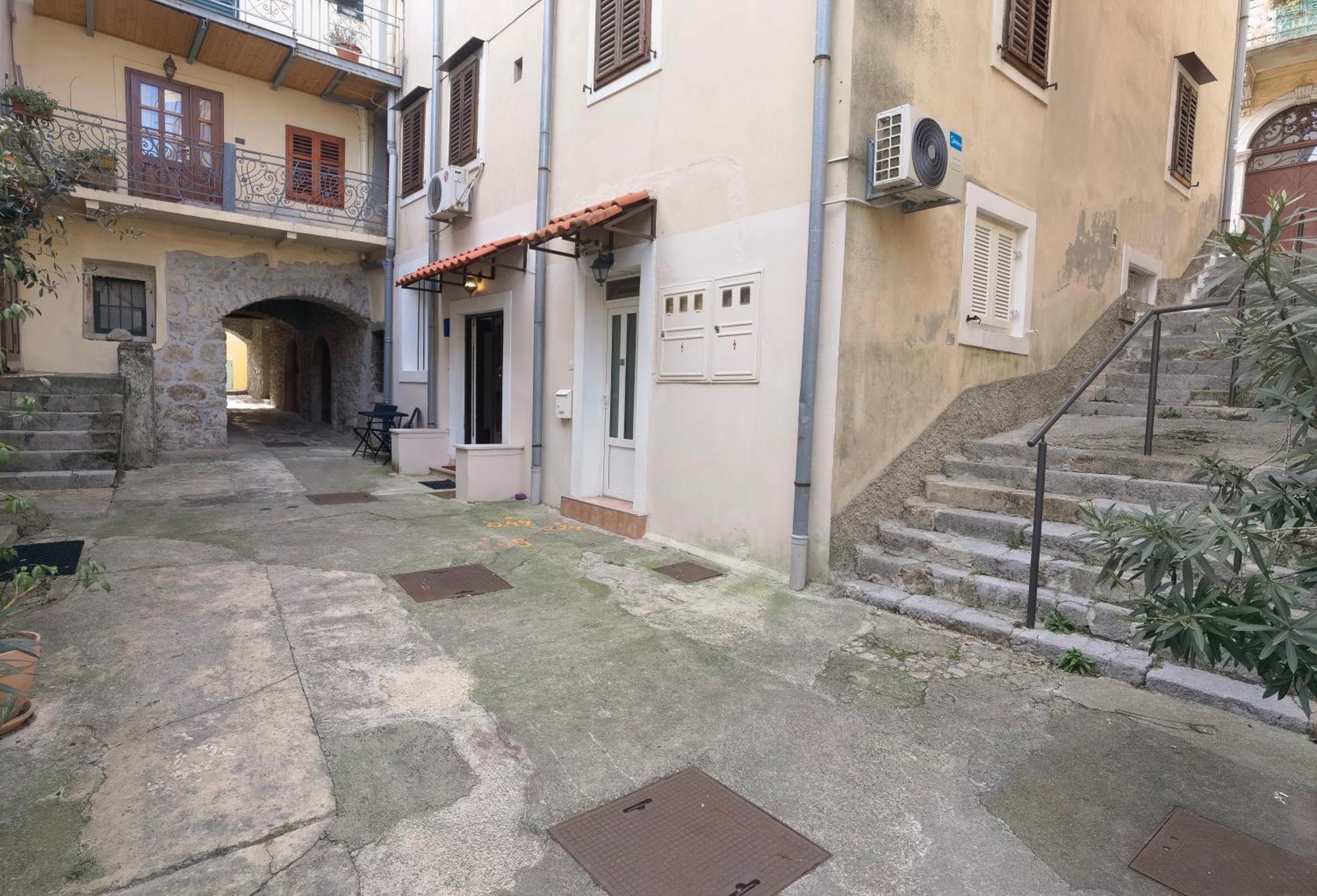 Apartment Zlatko , Steps To The Sea *